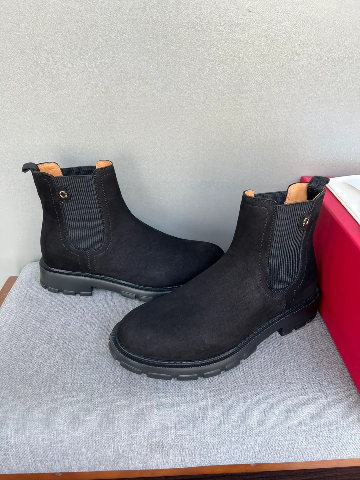 [Ferragamo] Top P: 1000💰 Number of yards: 39~44 (38.45 custom-made, non-refundable) Ferragamo winter series, original 1:1 development, casual men's short boots, original quality, exclusive new Ferragamo autumn and winter new high-top men's shoes, exquisite hand-stitching, workmanship details comparable to counters, imported calfskin upper, cowhide lining, original foam outsole.